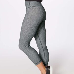 Lululemon size 6 Wunder Under Crop High Rise 21”